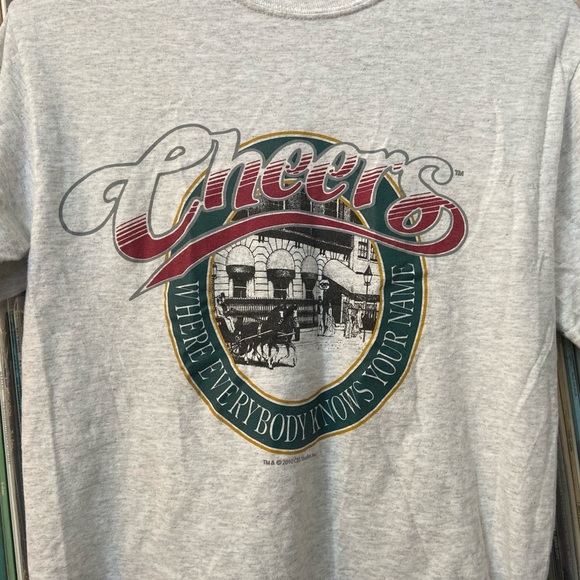 💥HOST PICK💥 🍻 📺 Vintage Cheers TV Show Herald Grey Graphic Tee 📺 🍻 - Picture 7 of 11